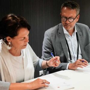Véronique Bédague, Directrice générale de Nexity Thierry Fournier, Directeur Général de Saint-Gobain France signent un partenariat pour la construction bas carbone