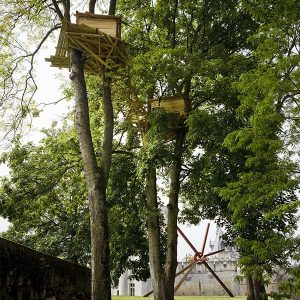 Parmi les maisons cabanes d'architectes de l'exposition, les nids dans les arbres de Tadashi Kawamata © Collection Donjon de Vez