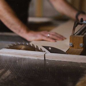 Les métiers du bois construction peinent à recruter © Pexels – Anna Shvets