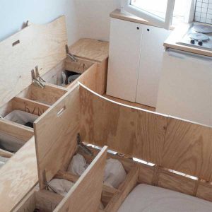 Agencement intérieur en bois d'un appartement parisien de 9m² © Solene Gonod, Victoria Megens