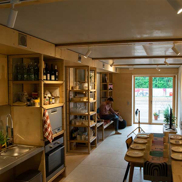 L'intérieur de l'habitat bois avec terre crue et isolation paille, présenté pour le Solar Decathlon Europe 2022 Le prototype d'habitat bois autonome présenté par la team AuRa pour le Solar Decathlon Europe © SDE 21-22 – Team AuRa