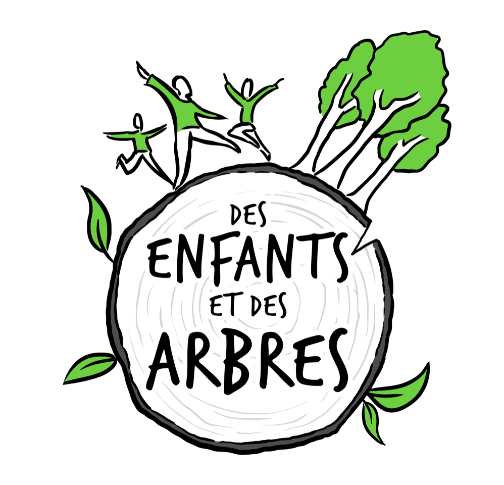 Des arbres vert autour d'un cercle avec écrit Des Enfants et des Arbres logo