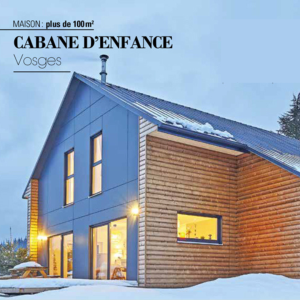 Maison en bois dans la neige