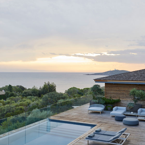 Espace extérieur de la maison bois avec vue sur mer
