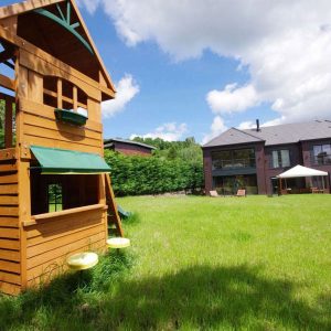Maison bois moderne familiale lumineuse avec jardin et cabane pour enfant
