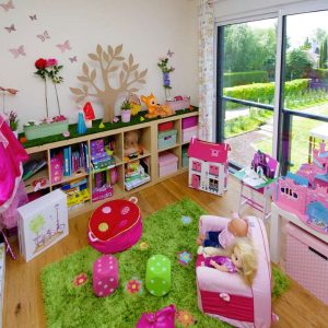 Chambre et jouets petite fille - maison bois lumineuse moderne