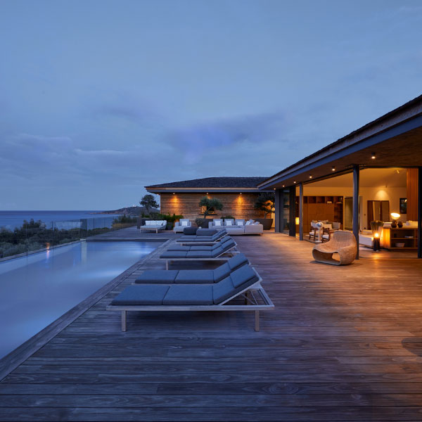 Espace extérieur de la maison bois moderne, avec une terrasse kebony en bois naturel et piscine