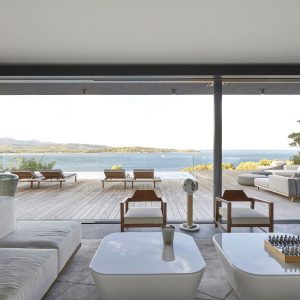 Aménagement intérieur de la maison bois donnant sur la terrasse bois kebony