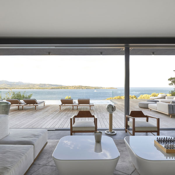 Aménagement intérieur de la maison bois donnant sur la terrasse bois kebony