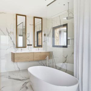 Salle de bain avec baignoire de la maison moderne - terrasse kebony