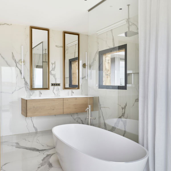Salle de bain avec baignoire de la maison moderne - terrasse kebony