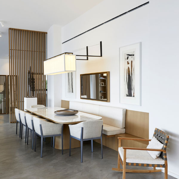 Salle à manger de la maison bois moderne