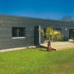 maison bois en cube, vue de l'extérieur avec jardin
