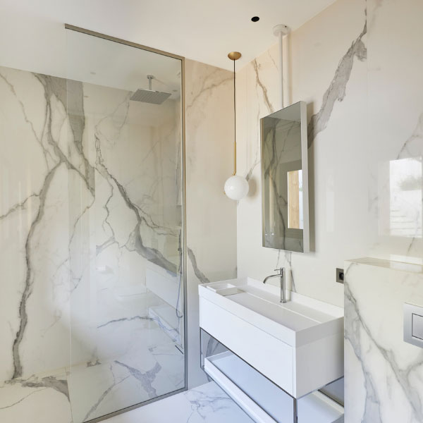 Salle de bain en marbre dans la maison bois moderne