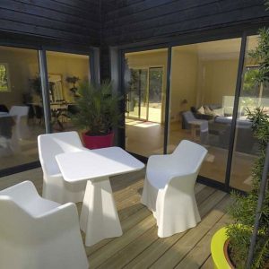 maison bois en cube, maison avec terrasse en bois