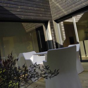 Maison bois cubique avec une terrasse bois