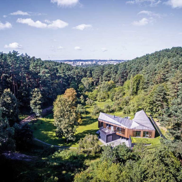 maison bois en lituanie avec vue sur la montagne proche de la nature