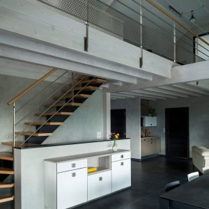 escaliers de la maison bois moderne avec bardage bois