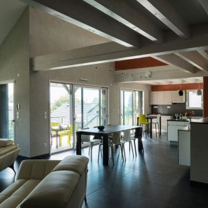maison bois moderne avec bardage, vue de l'interieur