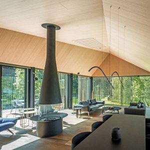 espace salon de la maison atypique en bois en lituanie