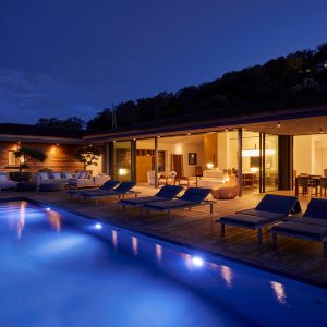 Maison bois avec une terrasse bois Kebony et piscine la nuit