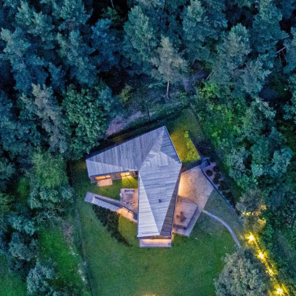 Maison bois en lituanie au milieu des arbres, vue de haut