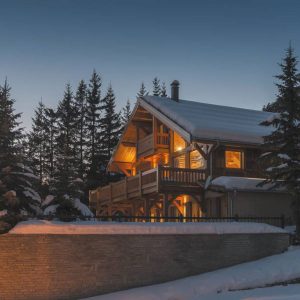 chalet traditionnel de montagne de nuit en hiver