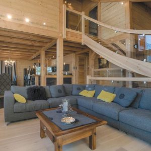 intérieur chalet bois, salon ambiance chaleureuse