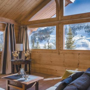 intérieur du chalet bois, salon avec vue sur la montagne