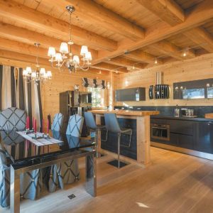 Chalet bois vue de l'intérieur ambiance chaleureuse