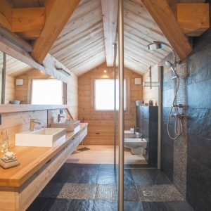 salle de bain chalet traditionnel de montagne