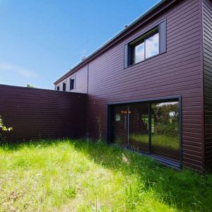 maison bois moderne et familiale avec jardin