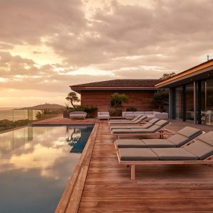 Maison bois avec terrasse en bois naturel et piscine