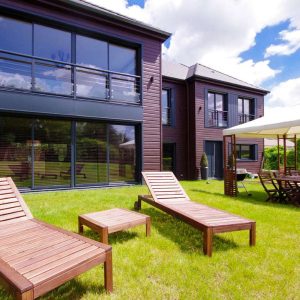 maison en bois moderne et familiale avec jardin