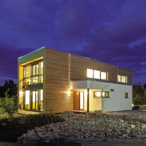 Maison bois moderne de nuit