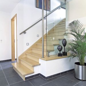 intérieur de maison bois éblouissante, escaliers