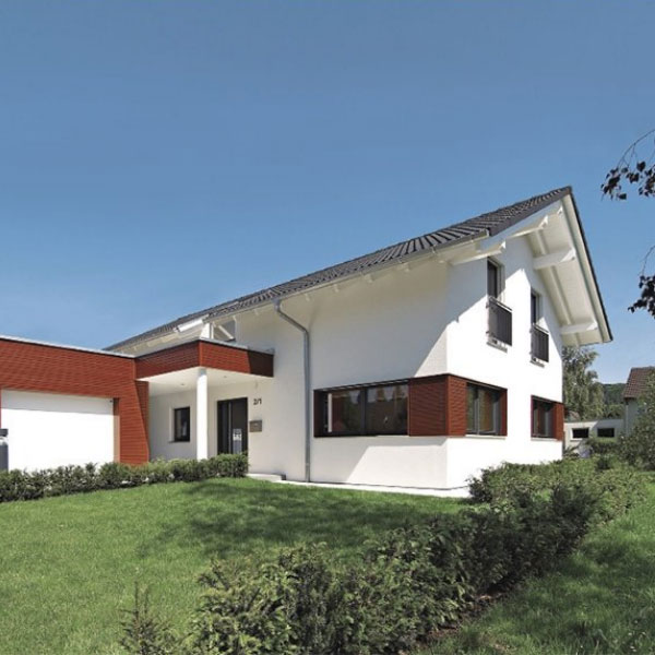 Maison en bois moderne du de l'extérieur à la campagne