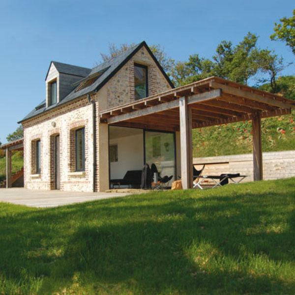 Maison bois avec une terrasse bois