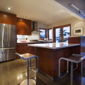 architecture stupéfiante pour une maison bois en bord de mer - salle a manger et cuisine