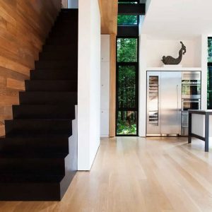 intérieur de la maison d'artistes en bois au canada