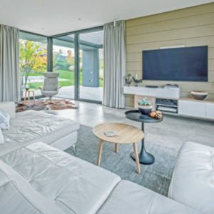 Maison en L - vue de l'intérieur - salon, pièce de vie - crédits Petr Kostal