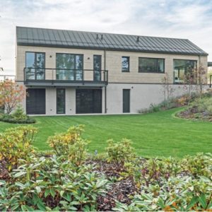 Maison bois construite en L - vue de coté extérieur - crédit Petr Kostal