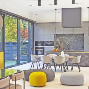 Intérieur de la maison bois en arc-en-ciel - Tom Arban