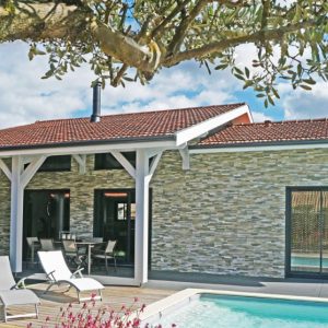 Maison vue de l'extérieur avec piscine - reportage maison bois confort et sérénité - Cyril Richard