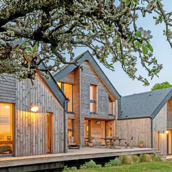 trois maisons bois du trio passif, vue de 3/4 en extérieur - Cyrille Pawloski