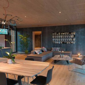 aménagement intérieur d'une maison bois familiale dans le forêt