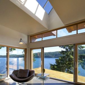 architecture stupéfiante pour une maison bois en bord de mer - salon avec vue panoramique