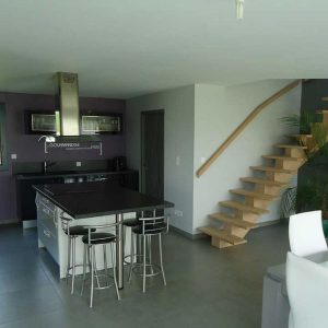 aménagement intérieur d'une maison bois moderne et naturelle