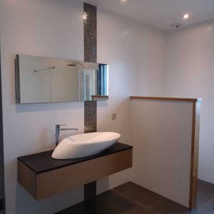 aménagement intérieur d'une maison bois moderne et ethnique