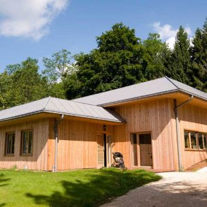 maison bois bue de l'extérieur en campagne